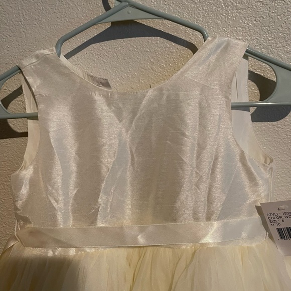 Pippa and Julie size 5 off white formal girls dress. - Picture 2 of 4